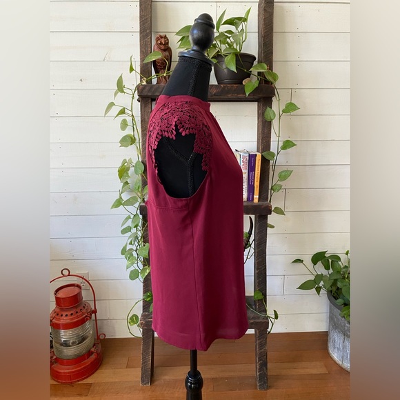 Express: Stylish Burgundy Top with Lace Details - Picture 7 of 17